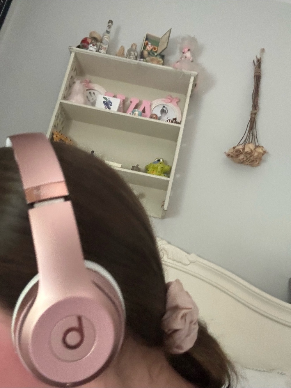 Wireless Solo 3 Beats by Dre Over-Ear Headphones - Rose Gold and White - Picture 13 of 13